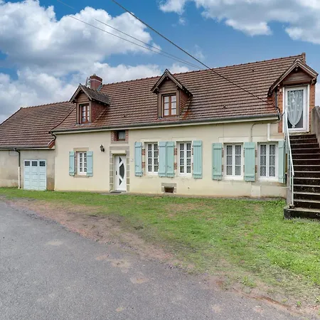 Casa de Férias Bonheur D'autrefois - Maison 8p à 14min De Montluçon
